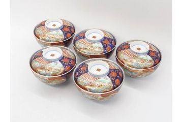 明治期　伊万里焼　色絵　桃印　鳳凰菊雷文　約12cm　4.1寸　色鮮やかな染付と金彩で装飾された豪華な蓋付き茶碗5客セット(金彩、器、どんぶり、和皿、和食器、四寸一分)(R-077414)