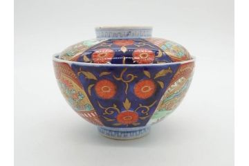 明治期　伊万里焼　色絵　桃印　鳳凰菊雷文　約12cm　4.1寸　色鮮やかな染付と金彩で装飾された豪華な蓋付き茶碗5客セット(金彩、器、どんぶり、和皿、和食器、四寸一分)(R-077414)