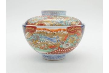 明治期　伊万里焼　色絵　桃印　鳳凰菊雷文　約12cm　4.1寸　色鮮やかな染付と金彩で装飾された豪華な蓋付き茶碗5客セット(金彩、器、どんぶり、和皿、和食器、四寸一分)(R-077414)