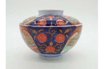 明治期　伊万里焼　色絵　桃印　鳳凰菊雷文　約12cm　4.1寸　色鮮やかな染付と金彩で装飾された豪華な蓋付き茶碗5客セット(金彩、器、どんぶり、和皿、和食器、四寸一分)(R-077414)