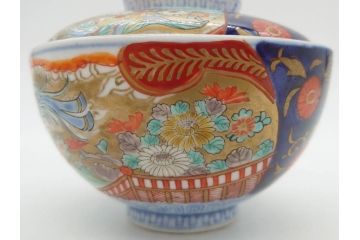 明治期　伊万里焼　色絵　桃印　鳳凰菊雷文　約12cm　4.1寸　色鮮やかな染付と金彩で装飾された豪華な蓋付き茶碗5客セット(金彩、器、どんぶり、和皿、和食器、四寸一分)(R-077414)