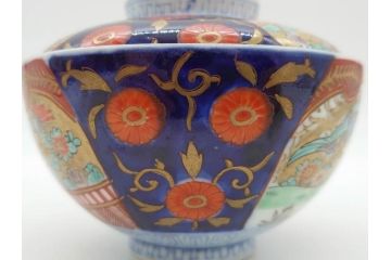 明治期　伊万里焼　色絵　桃印　鳳凰菊雷文　約12cm　4.1寸　色鮮やかな染付と金彩で装飾された豪華な蓋付き茶碗5客セット(金彩、器、どんぶり、和皿、和食器、四寸一分)(R-077414)