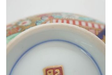 明治期　伊万里焼　色絵　桃印　鳳凰菊雷文　約12cm　4.1寸　色鮮やかな染付と金彩で装飾された豪華な蓋付き茶碗5客セット(金彩、器、どんぶり、和皿、和食器、四寸一分)(R-077414)
