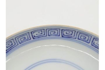 明治期　伊万里焼　色絵　桃印　鳳凰菊雷文　約12cm　4.1寸　色鮮やかな染付と金彩で装飾された豪華な蓋付き茶碗5客セット(金彩、器、どんぶり、和皿、和食器、四寸一分)(R-077414)