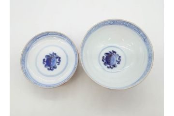 明治期　伊万里焼　色絵　桃印　鳳凰菊雷文　約12cm　4.1寸　色鮮やかな染付と金彩で装飾された豪華な蓋付き茶碗5客セット(金彩、器、どんぶり、和皿、和食器、四寸一分)(R-077414)