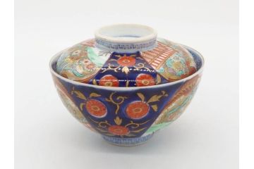 明治期　伊万里焼　色絵　桃印　鳳凰菊雷文　約12cm　4.1寸　色鮮やかな染付と金彩で装飾された豪華な蓋付き茶碗5客セット(金彩、器、どんぶり、和皿、和食器、四寸一分)(R-077414)