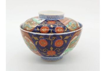 明治期　伊万里焼　色絵　桃印　鳳凰菊雷文　約12cm　4.1寸　色鮮やかな染付と金彩で装飾された豪華な蓋付き茶碗5客セット(金彩、器、どんぶり、和皿、和食器、四寸一分)(R-077414)