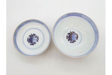 明治期　伊万里焼　色絵　桃印　鳳凰菊雷文　約12cm　4.1寸　色鮮やかな染付と金彩で装飾された豪華な蓋付き茶碗5客セット(金彩、器、どんぶり、和皿、和食器、四寸一分)(R-077414)