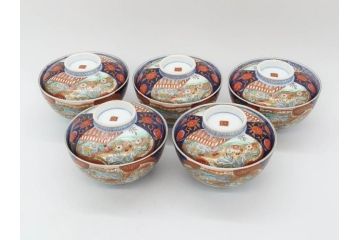 明治期　伊万里焼　色絵　桃印　鳳凰菊雷文　約12cm　4.1寸　色鮮やかな染付と金彩で装飾された豪華な蓋付き茶碗5客セット(金彩、器、どんぶり、和皿、和食器、四寸一分)(R-077415)