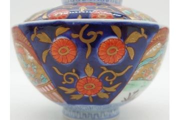 明治期　伊万里焼　色絵　桃印　鳳凰菊雷文　約12cm　4.1寸　色鮮やかな染付と金彩で装飾された豪華な蓋付き茶碗5客セット(金彩、器、どんぶり、和皿、和食器、四寸一分)(R-077415)