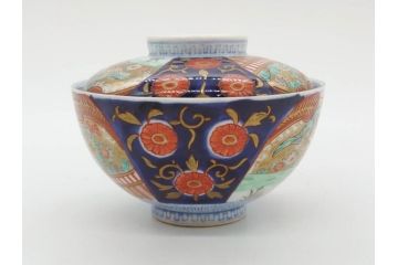 明治期　伊万里焼　色絵　桃印　鳳凰菊雷文　約12cm　4.1寸　色鮮やかな染付と金彩で装飾された豪華な蓋付き茶碗5客セット(金彩、器、どんぶり、和皿、和食器、四寸一分)(R-077415)