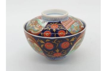 明治期　伊万里焼　色絵　桃印　鳳凰菊雷文　約12cm　4.1寸　色鮮やかな染付と金彩で装飾された豪華な蓋付き茶碗5客セット(金彩、器、どんぶり、和皿、和食器、四寸一分)(R-077415)
