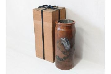 吉備前國　佐々木義光作　古銅花瓶　金銀象嵌　巌上の亀・根笹図　精巧な銀細工が美しい花瓶(花器、花入、花生、共箱付き)(R-077416)