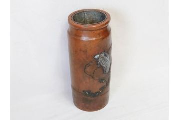 吉備前國　佐々木義光作　古銅花瓶　金銀象嵌　巌上の亀・根笹図　精巧な銀細工が美しい花瓶(花器、花入、花生、共箱付き)(R-077416)