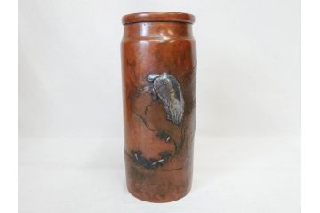吉備前國　佐々木義光作　古銅花瓶　金銀象嵌　巌上の亀・根笹図　精巧な銀細工が美しい花瓶(花器、花入、花生、共箱付き)(R-077416)