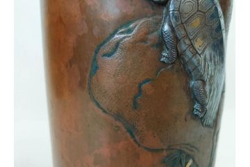 吉備前國　佐々木義光作　古銅花瓶　金銀象嵌　巌上の亀・根笹図　精巧な銀細工が美しい花瓶(花器、花入、花生、共箱付き)(R-077416)
