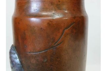 吉備前國　佐々木義光作　古銅花瓶　金銀象嵌　巌上の亀・根笹図　精巧な銀細工が美しい花瓶(花器、花入、花生、共箱付き)(R-077416)