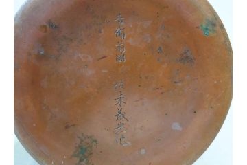 吉備前國　佐々木義光作　古銅花瓶　金銀象嵌　巌上の亀・根笹図　精巧な銀細工が美しい花瓶(花器、花入、花生、共箱付き)(R-077416)
