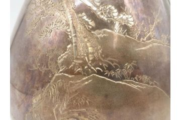 昭和初期　川上勝俊銘　勝俊刻　銀製彫金花瓶　松・笹・海図　細やかな彫りが際立った花瓶(花器、花入、花生、風景、共箱付き)(R-077417)