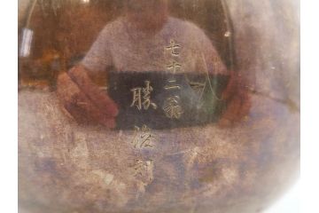 昭和初期　川上勝俊銘　勝俊刻　銀製彫金花瓶　松・笹・海図　細やかな彫りが際立った花瓶(花器、花入、花生、風景、共箱付き)(R-077417)