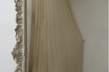 フランスアンティーク　特大　カービングフレーム　ペイント　ロココ調の細やかで豪華な彫刻が美しいウォールミラー(壁掛け鏡、姿見、店舗什器)(R-077431)