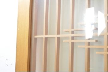 中古　和の雰囲気が魅力的な格子入りのガラス戸2枚セット(建具、引き戸、格子戸)(R-077439)
