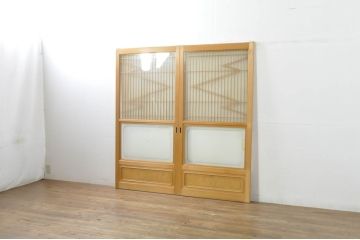 中古　和の雰囲気が魅力的な格子入りのガラス戸2枚セット(建具、引き戸、格子戸)(R-077440)