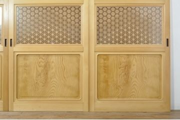 中古　落ち着いた和の空間を演出する組子入りガラス帯戸4枚セット(建具、引き戸、板戸)(R-077444)
