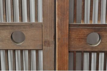 アンティーク建具　落ち着きのある和を演出する格子戸2枚セット(帯戸、引き戸)(R-077449)