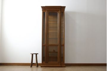 中古　美品　DREXEL HERITAGE(ドレクセルヘリテイジ)　FRANCESCA(フランチェスカ)シリーズ　気品溢れる佇まいが魅力のガラスキャビネット(飾り棚、キュリオケース、ショーケース、ガラスケース、Gケース、コレクションケース、店舗什器)(定価約74万円)(R-077450)