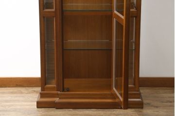 中古　美品　DREXEL HERITAGE(ドレクセルヘリテイジ)　FRANCESCA(フランチェスカ)シリーズ　気品溢れる佇まいが魅力のガラスキャビネット(飾り棚、キュリオケース、ショーケース、ガラスケース、Gケース、コレクションケース、店舗什器)(定価約74万円)(R-077450)