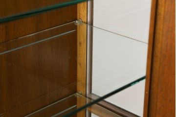 中古　美品　DREXEL HERITAGE(ドレクセルヘリテイジ)　FRANCESCA(フランチェスカ)シリーズ　気品溢れる佇まいが魅力のガラスキャビネット(飾り棚、キュリオケース、ショーケース、ガラスケース、Gケース、コレクションケース、店舗什器)(定価約74万円)(R-077450)