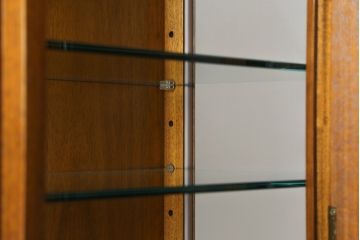 中古　美品　DREXEL HERITAGE(ドレクセルヘリテイジ)　FRANCESCA(フランチェスカ)シリーズ　気品溢れる佇まいが魅力のガラスキャビネット(飾り棚、キュリオケース、ショーケース、ガラスケース、Gケース、コレクションケース、店舗什器)(定価約74万円)(R-077450)