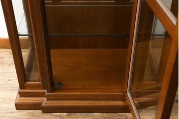中古　美品　DREXEL HERITAGE(ドレクセルヘリテイジ)　FRANCESCA(フランチェスカ)シリーズ　気品溢れる佇まいが魅力のガラスキャビネット(飾り棚、キュリオケース、ショーケース、ガラスケース、Gケース、コレクションケース、店舗什器)(定価約74万円)(R-077450)