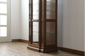 中古　美品　DREXEL HERITAGE(ドレクセルヘリテイジ)　FRANCESCA(フランチェスカ)シリーズ　気品溢れる佇まいが魅力のガラスキャビネット(飾り棚、キュリオケース、ショーケース、ガラスケース、Gケース、コレクションケース、店舗什器)(定価約74万円)(R-077450)