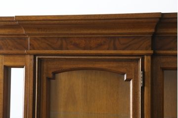 中古　美品　DREXEL HERITAGE(ドレクセルヘリテイジ)　FRANCESCA(フランチェスカ)シリーズ　気品溢れる佇まいが魅力のガラスキャビネット(飾り棚、キュリオケース、ショーケース、ガラスケース、Gケース、コレクションケース、店舗什器)(定価約74万円)(R-077450)
