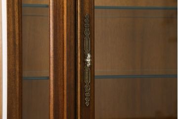 中古　美品　DREXEL HERITAGE(ドレクセルヘリテイジ)　FRANCESCA(フランチェスカ)シリーズ　気品溢れる佇まいが魅力のガラスキャビネット(飾り棚、キュリオケース、ショーケース、ガラスケース、Gケース、コレクションケース、店舗什器)(定価約74万円)(R-077450)