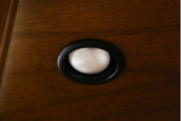 中古　美品　DREXEL HERITAGE(ドレクセルヘリテイジ)　FRANCESCA(フランチェスカ)シリーズ　気品溢れる佇まいが魅力のガラスキャビネット(飾り棚、キュリオケース、ショーケース、ガラスケース、Gケース、コレクションケース、店舗什器)(定価約74万円)(R-077451)