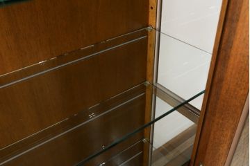 中古　美品　DREXEL HERITAGE(ドレクセルヘリテイジ)　FRANCESCA(フランチェスカ)シリーズ　気品溢れる佇まいが魅力のガラスキャビネット(飾り棚、キュリオケース、ショーケース、ガラスケース、Gケース、コレクションケース、店舗什器)(定価約74万円)(R-077451)