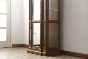 中古　美品　DREXEL HERITAGE(ドレクセルヘリテイジ)　FRANCESCA(フランチェスカ)シリーズ　気品溢れる佇まいが魅力のガラスキャビネット(飾り棚、キュリオケース、ショーケース、ガラスケース、Gケース、コレクションケース、店舗什器)(定価約74万円)(R-077451)