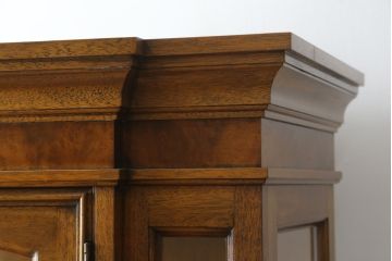 中古　美品　DREXEL HERITAGE(ドレクセルヘリテイジ)　FRANCESCA(フランチェスカ)シリーズ　気品溢れる佇まいが魅力のガラスキャビネット(飾り棚、キュリオケース、ショーケース、ガラスケース、Gケース、コレクションケース、店舗什器)(定価約74万円)(R-077451)