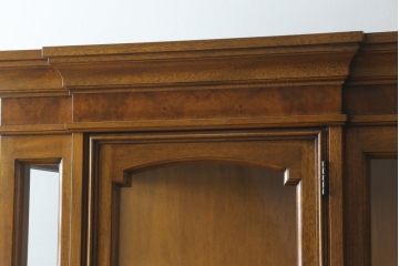 中古　美品　DREXEL HERITAGE(ドレクセルヘリテイジ)　FRANCESCA(フランチェスカ)シリーズ　気品溢れる佇まいが魅力のガラスキャビネット(飾り棚、キュリオケース、ショーケース、ガラスケース、Gケース、コレクションケース、店舗什器)(定価約74万円)(R-077451)