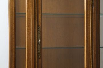中古　美品　DREXEL HERITAGE(ドレクセルヘリテイジ)　FRANCESCA(フランチェスカ)シリーズ　気品溢れる佇まいが魅力のガラスキャビネット(飾り棚、キュリオケース、ショーケース、ガラスケース、Gケース、コレクションケース、店舗什器)(定価約74万円)(R-077451)
