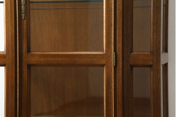 中古　美品　DREXEL HERITAGE(ドレクセルヘリテイジ)　FRANCESCA(フランチェスカ)シリーズ　気品溢れる佇まいが魅力のガラスキャビネット(飾り棚、キュリオケース、ショーケース、ガラスケース、Gケース、コレクションケース、店舗什器)(定価約74万円)(R-077451)