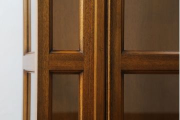 中古　美品　DREXEL HERITAGE(ドレクセルヘリテイジ)　FRANCESCA(フランチェスカ)シリーズ　気品溢れる佇まいが魅力のガラスキャビネット(飾り棚、キュリオケース、ショーケース、ガラスケース、Gケース、コレクションケース、店舗什器)(定価約74万円)(R-077451)