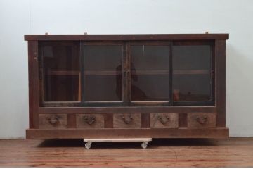 和製アンティーク　ゆらゆらガラス　檜(ヒノキ)材　四枚引き戸の重厚なサイドボード(収納棚、和風サイドキャビネット、食器棚、飾り棚、戸棚)(R-077455)