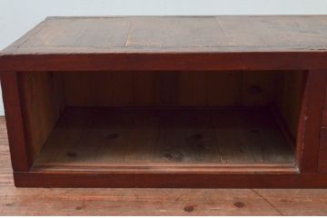 和製アンティーク　珍しいデザイン　前面欅(ケヤキ)材　金具の立派なロータイプ帳場箪笥(テレビ台、テレビボード、ローボード、リビングボード、収納棚、戸棚、時代箪笥)(R-077456)