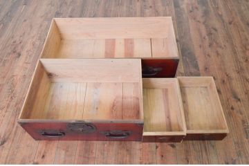 和製アンティーク　前面欅(ケヤキ)材　時代の流れを感じる佇まいが趣深い蝶覆輪金具の二段重ね会津箪笥(時代箪笥、和たんす、衣装タンス、収納箪笥、引き出し)(R-077457)