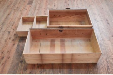 和製アンティーク　前面欅(ケヤキ)材　時代の流れを感じる佇まいが趣深い蝶覆輪金具の二段重ね会津箪笥(時代箪笥、和たんす、衣装タンス、収納箪笥、引き出し)(R-077457)