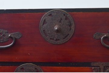 和製アンティーク　前面欅(ケヤキ)材　時代の流れを感じる佇まいが趣深い蝶覆輪金具の二段重ね会津箪笥(時代箪笥、和たんす、衣装タンス、収納箪笥、引き出し)(R-077457)